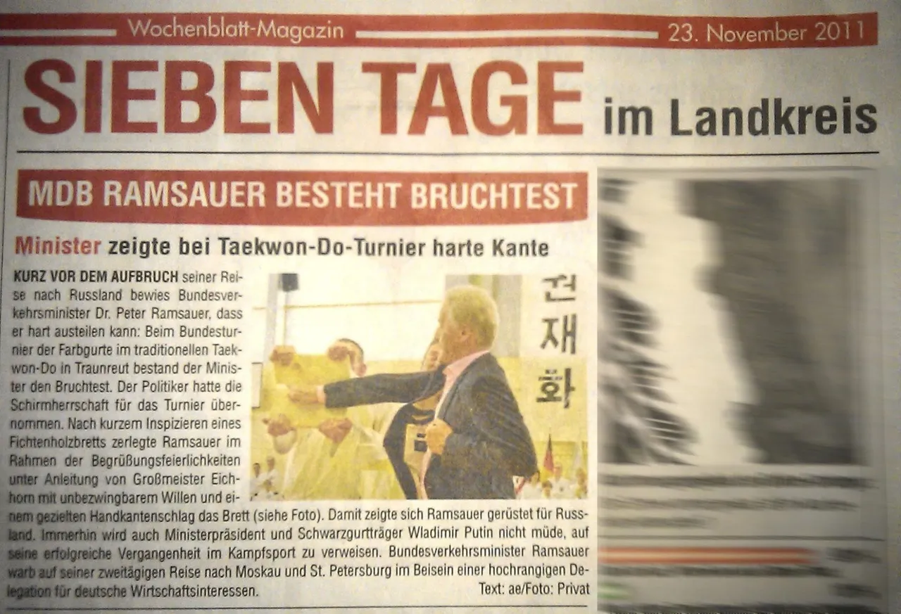 Zeitungsausschnitt „MdB Ramsauer besteht Bruchtest – Minister zeigte bei Taekwon-Do-Turnier harte Kante“ aus dem Wochenblatt-Magazin vom 23. November 2011 mit Foto des Handkantenschlags