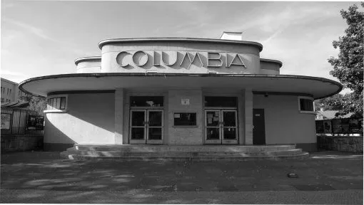 Die Columbiahalle in Berlin mit rundem Vorbau und Schriftzug Columbia