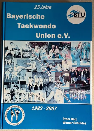 Buchumschlag „25 Jahre Bayerische Taekwondo Union e.V. 1982–2007“ von Peter Bolz und Werner Schuldes mit Fotocollage