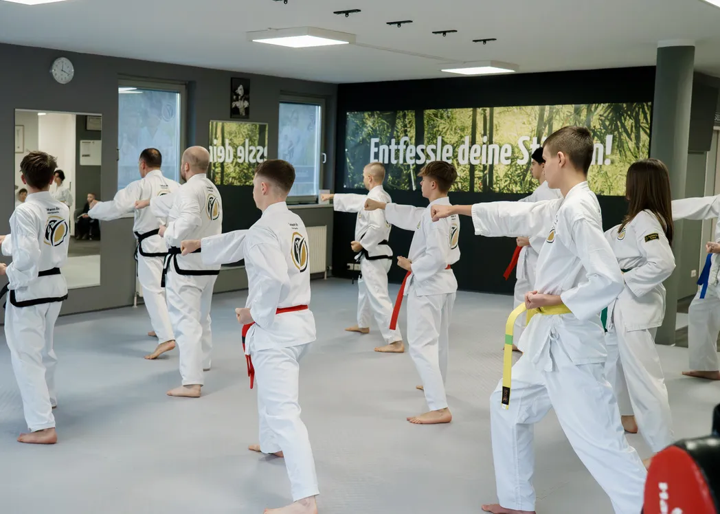 Jugendliche beim Taekwon-Do-Training im Surtal – Stoßtechnik in einer Reihe mit dem Trainer