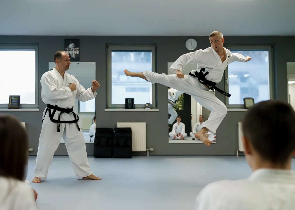 Erwachsenentraining in der Taekwon-Do Schule im Surtal – Tritttechnik in der Trainingshalle