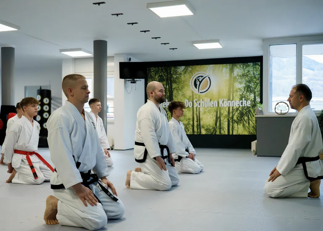 Erwachsenentraining bei Taekwon-Do Bernau am Chiemsee – kniende Verbeugung als respektvoller Auftakt der Trainingsstunde