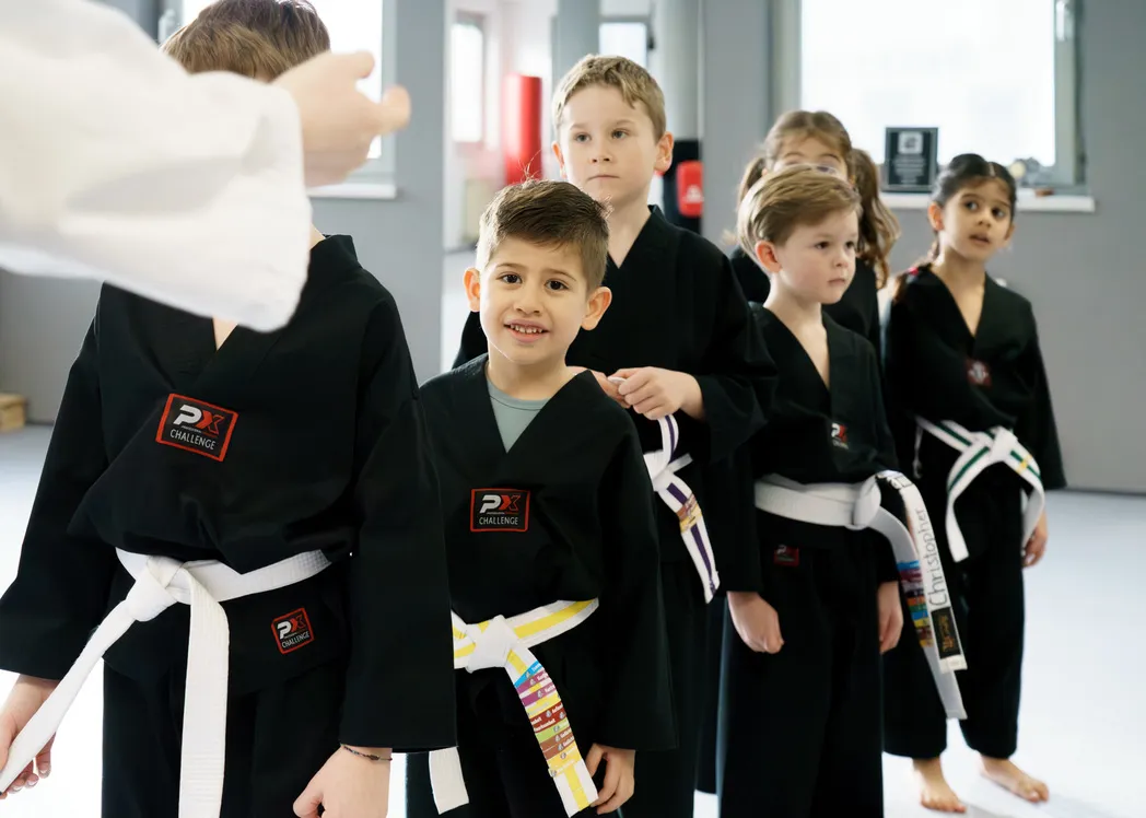 Panda-Kids-Training bei Taekwon-Do Übersee – Vorschulkinder stehen aufgereiht vor dem Trainer
