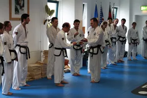 Thomas Könnecke überreicht Großmeister Kwon Jae-Hwa ein Geschenk in der Schule Traunreut, April 2012